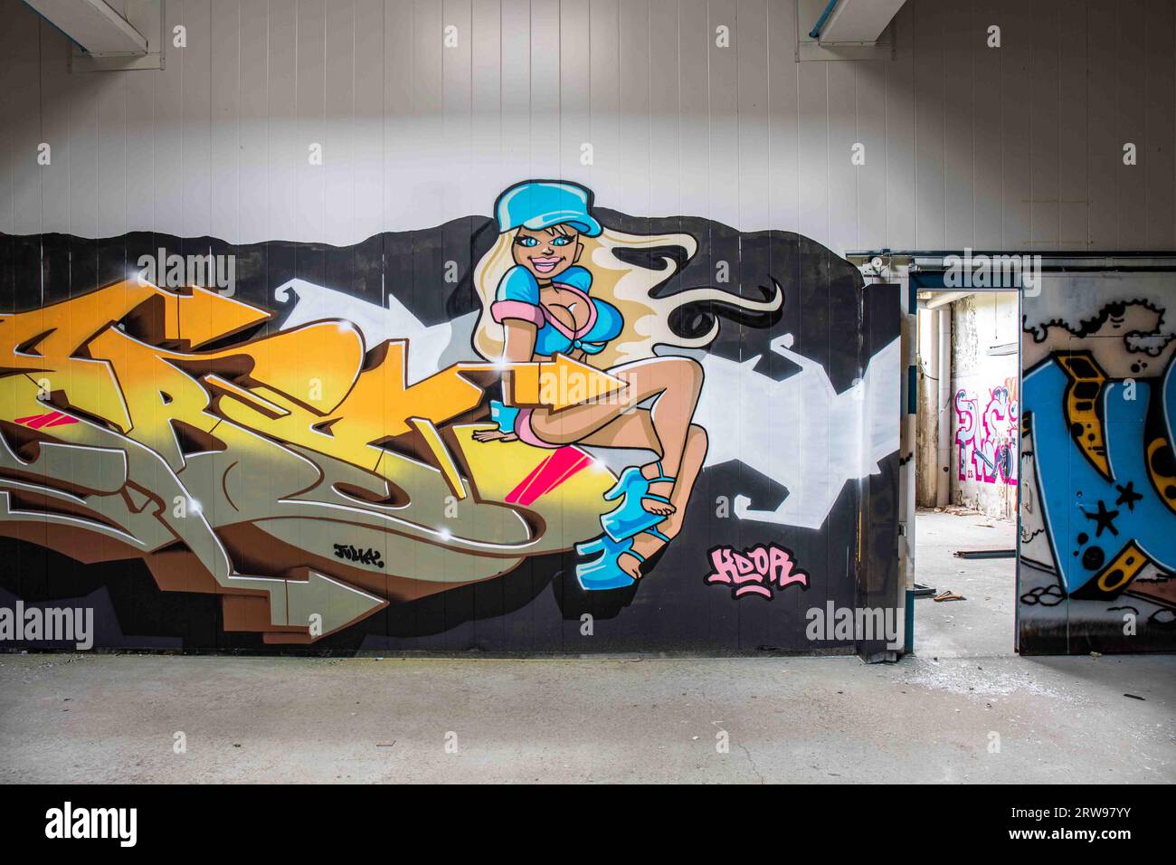 Graffiti auf verlassener Fabrikmauer in Paimio, Finnland Stockfoto