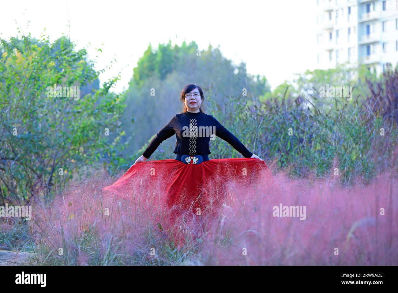LUANNAN COUNTY, China - 24. Oktober 2021: Frauen in hellen Kleidern spielen im Park, Nordchina Stockfoto