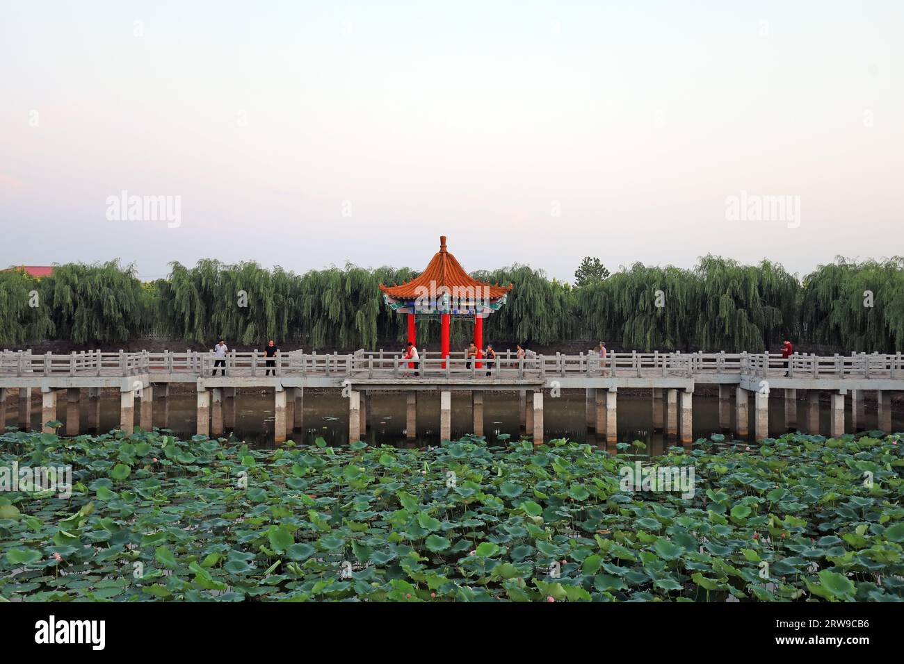 Luannan County, China - 31. Juli 2019: Chinese Classical Traditional Architecture in Artificial Lake, Luannan County, Provinz Hebei, China Stockfoto