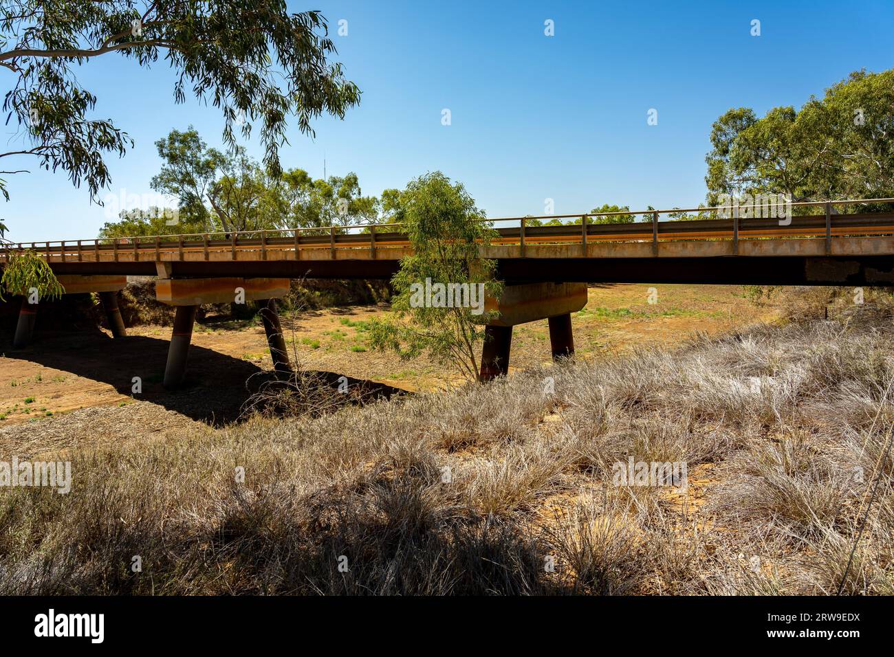 Brücke über den ausgetrockneten Fluss in Minilya, WA, Australien Stockfoto