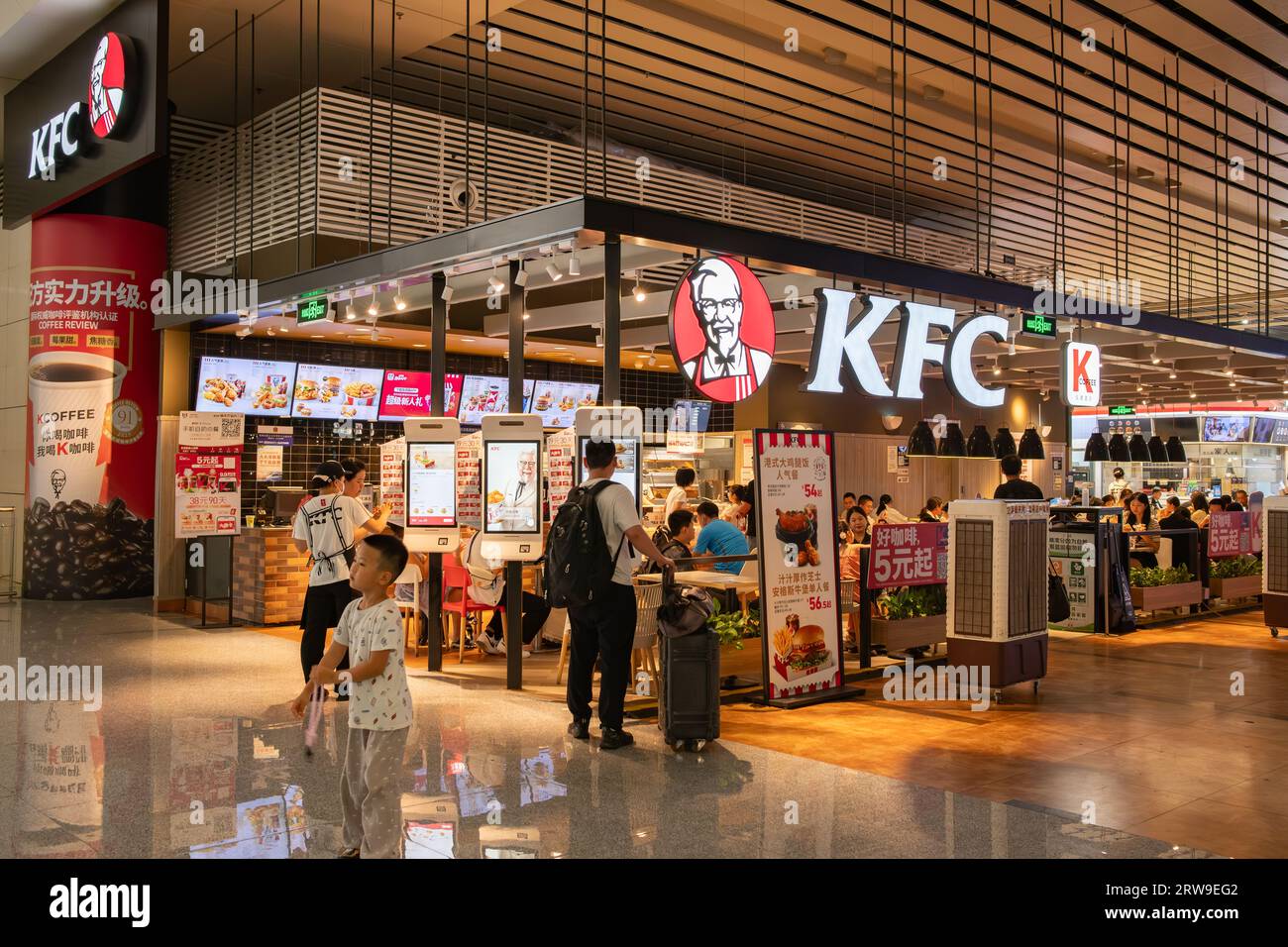 Zhengzhou Henan China-6. August 2023: KFC im Bahnhof Zhengzhou. Stockfoto