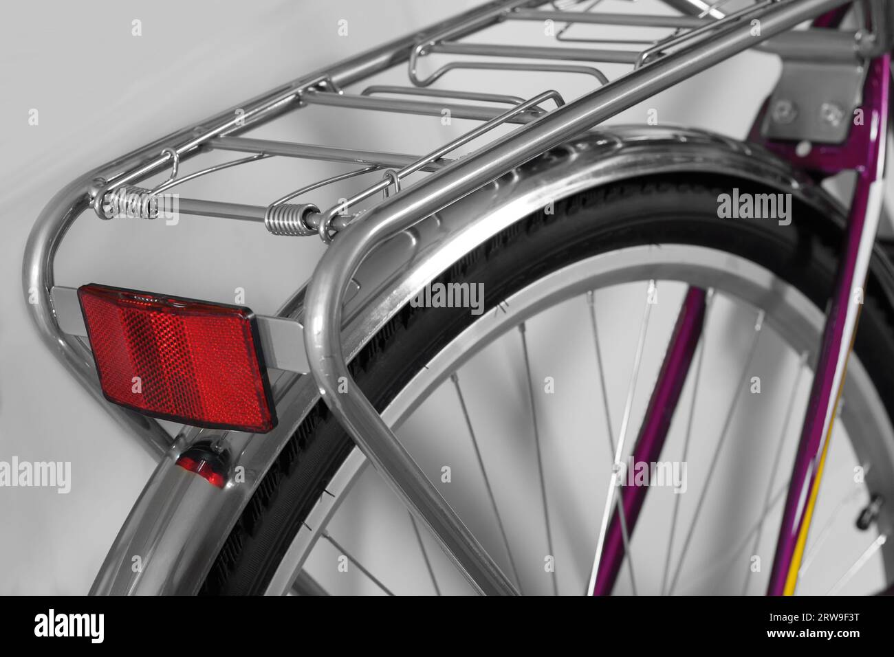 Fahrradträger hinten. Nahaufnahme. Isoliert auf hellgrauem Hintergrund. Stockfoto