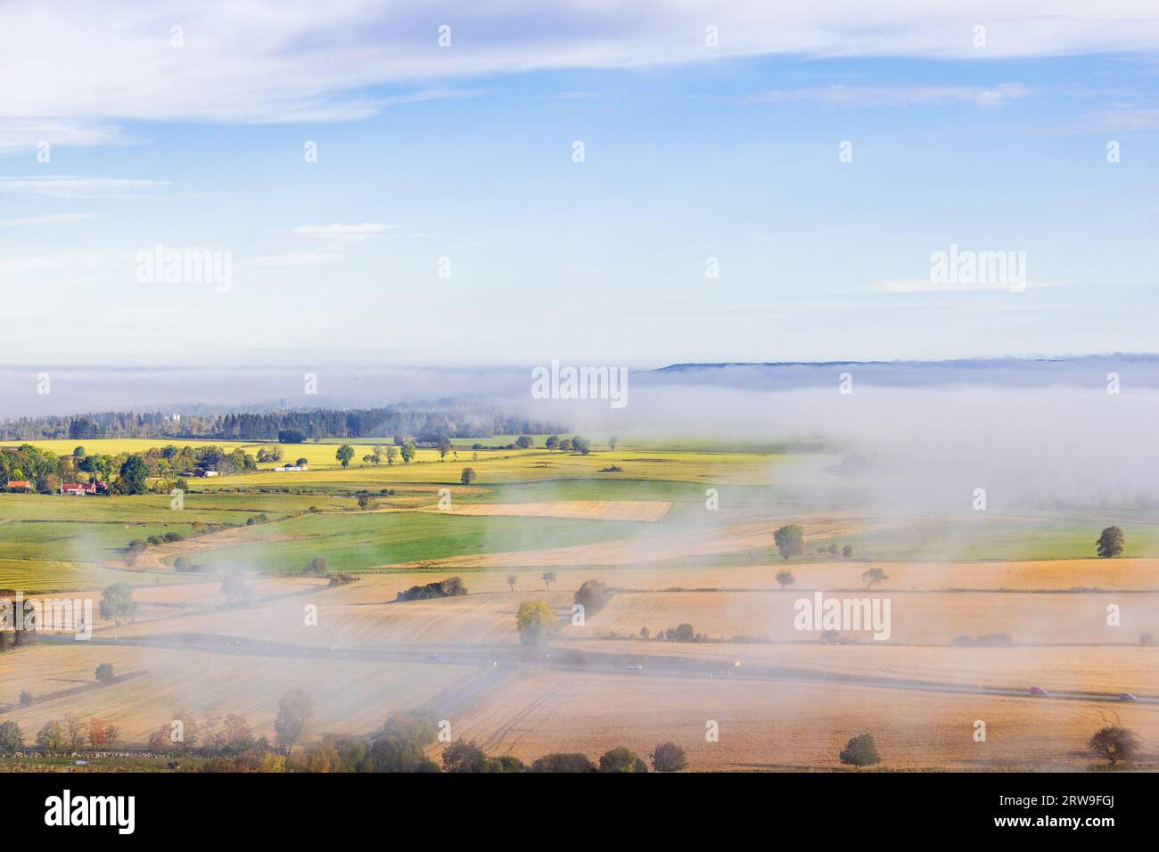 Blick aus hohem Winkel auf die Landschaft mit Nebel Stockfoto