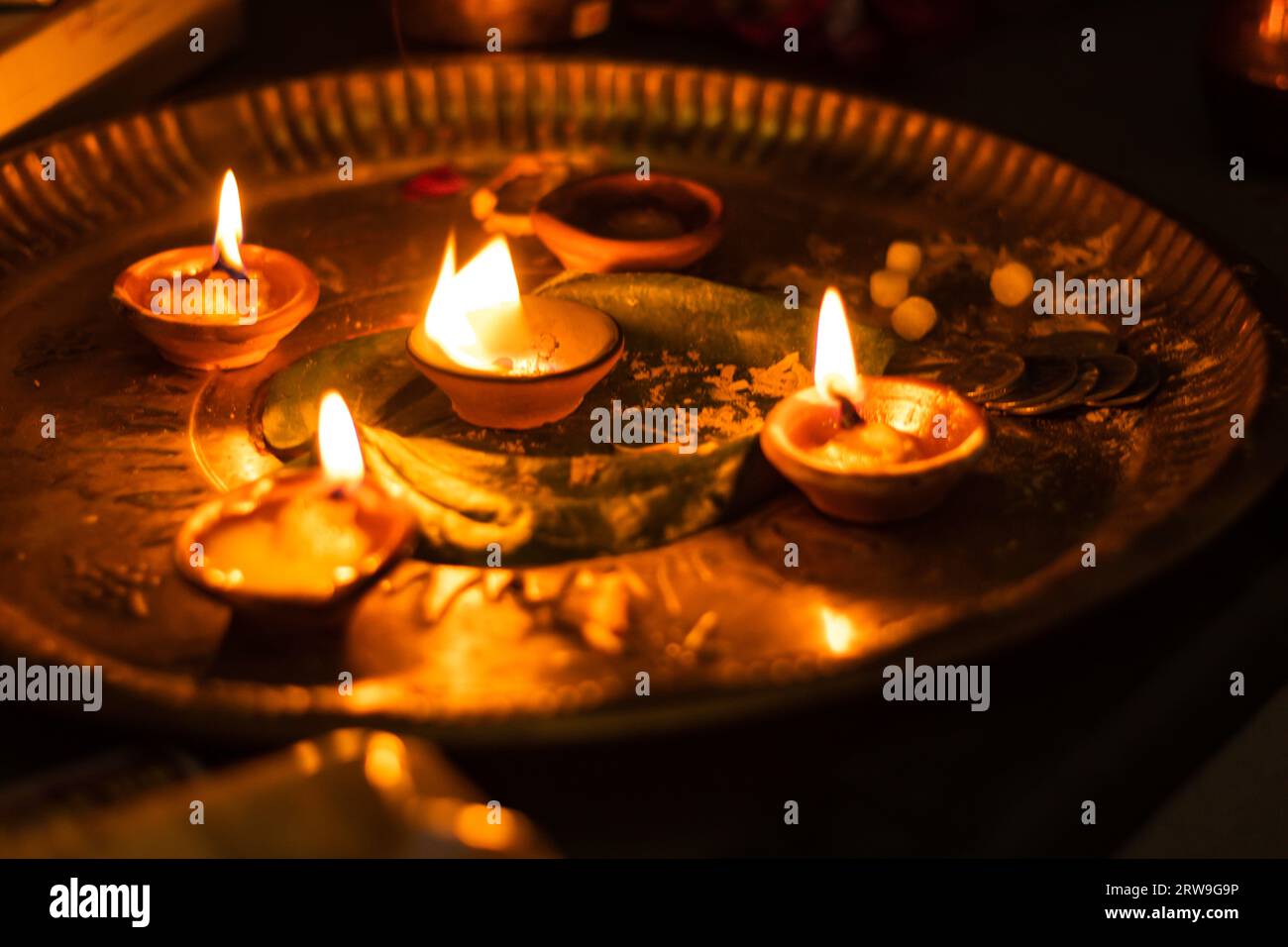 Spirituelle Öllampe genannt aarti in indien anlässlich des heiligen Rituals zu Hause Stockfoto