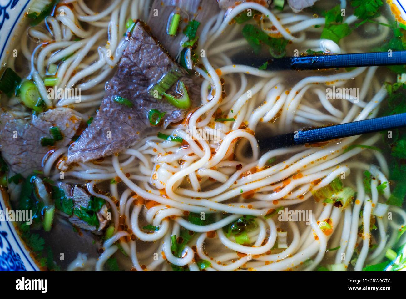 Chinesische Nudelsuppe. Ramen-Nudeln nach asiatischer Art mit Rindfleisch und Brühe. Chinesische asiatische Küche. Hochwertige Fotos Stockfoto