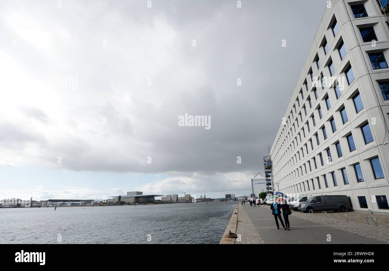 Spaziergang entlang der Promenade des inneren Hafens am Hauptquartier der Maersk Reederei. Kopenhagen, Dänemark. Stockfoto