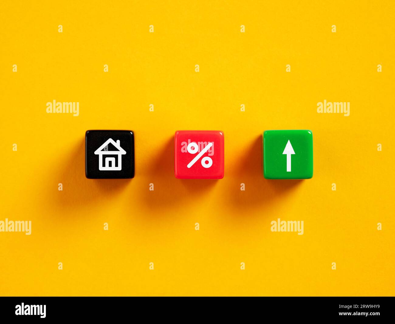 Steigende Wohnimmobilienpreise oder hohe Hypothekenzinsen. Immobilienpreise, Darlehen oder Mieten. Stockfoto