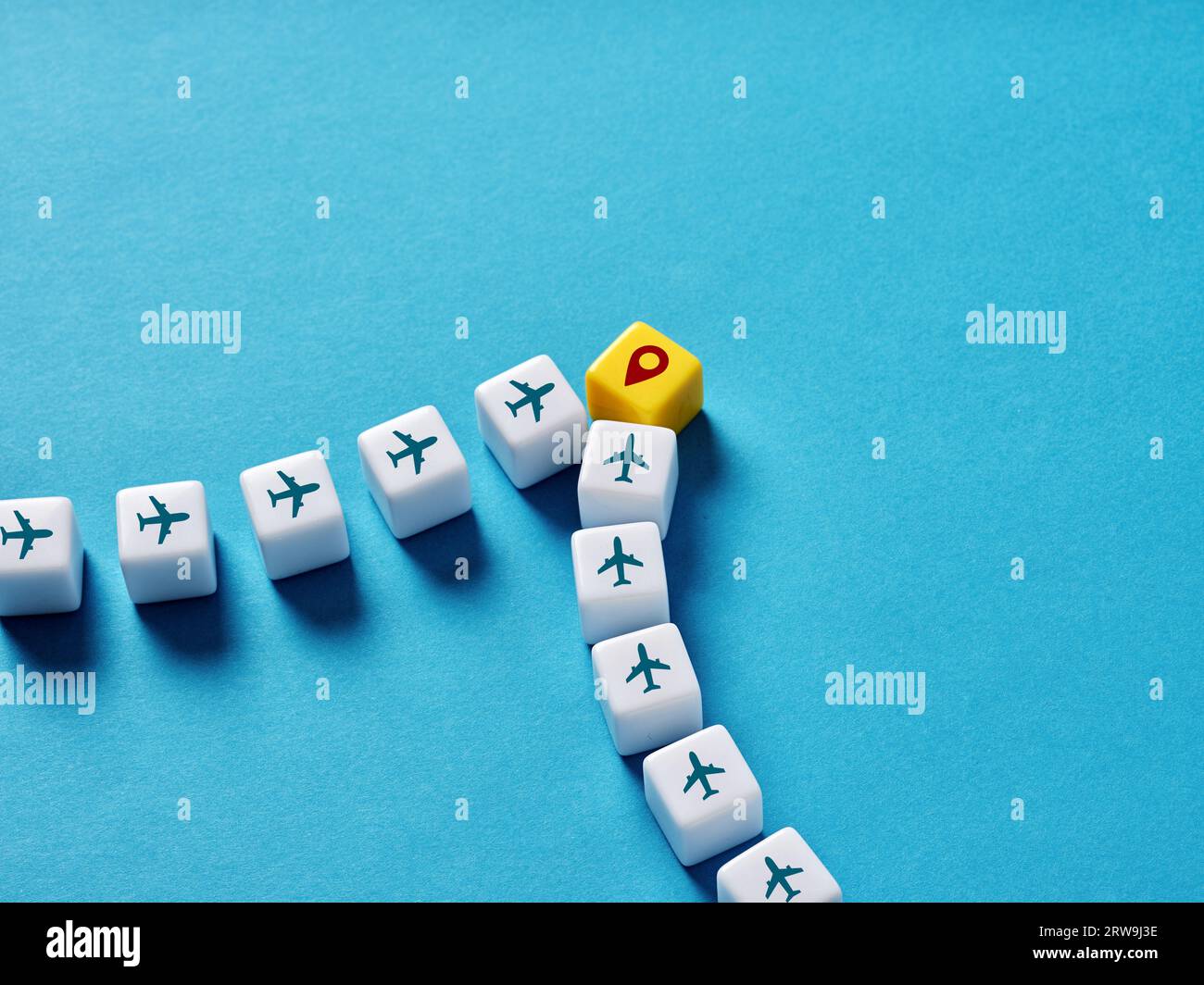 Flug zu beliebten Reisezielen. Billige Tickets und Billigfluglinien. Flug zu Urlaubszielen. Ordnen Sie Pin- und Flugzeugsymbole auf Würfeln zu. Stockfoto