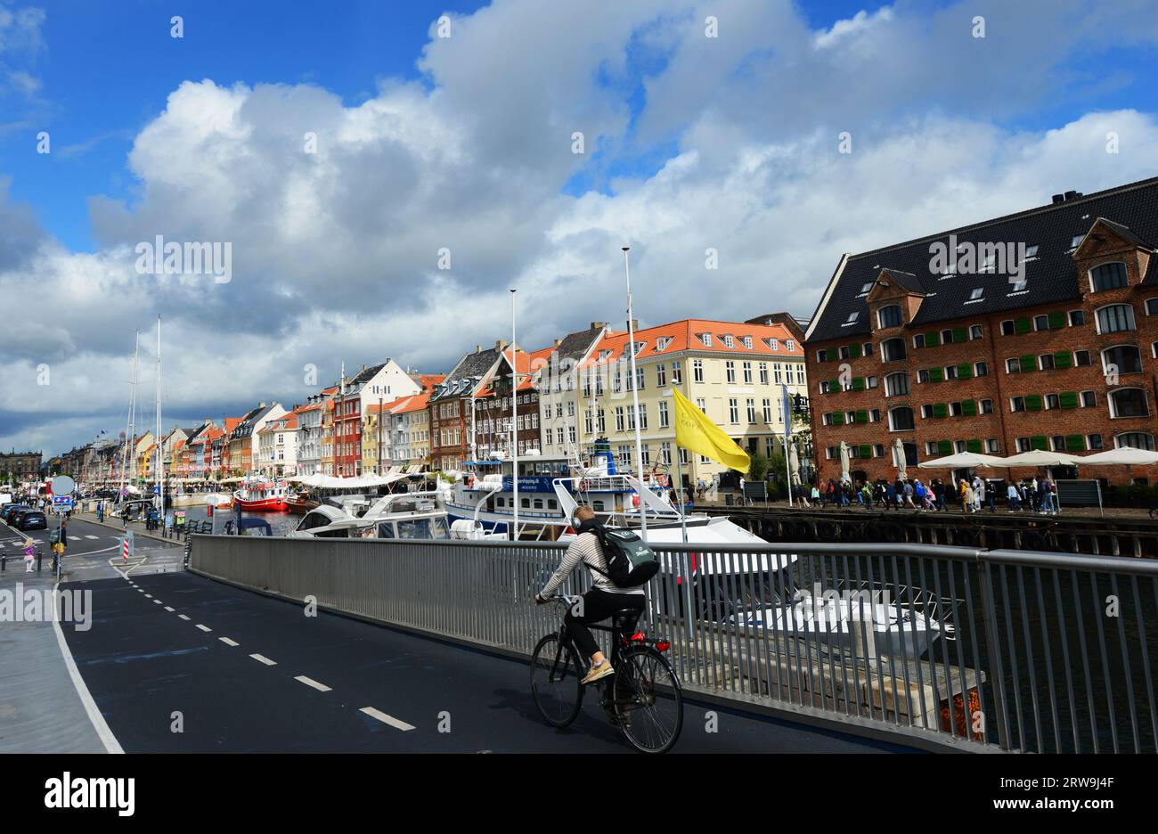 Die moderne Fußgänger- und Fahrradbrücke Inderhavnsbroen in Kopenhagen, Dänemark. Stockfoto