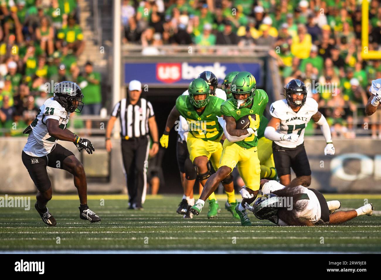 Der Oregon Ducks Wide Receiver Gary Bryant Jr. (2) stürmt im zweiten Quartal eines NCAA College-Fußballspiels gegen Hawaii Rainbow W. Stockfoto