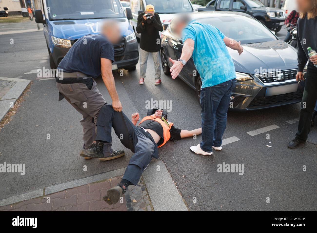 Berlin, Deutschland. September 2023. Zwei Fahrer brüllen Aktivisten der Klimaschutzgruppe letzte Generation während einer Blockade auf dem Spandauer Damm an. Quelle: Sebastian Christoph Gollnow/dpa - ACHTUNG: Person(en) wurden aus rechtlichen Gründen verpixelt/dpa/Alamy Live News Stockfoto