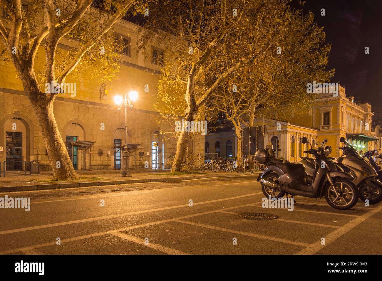 Leerer Parkplatz bei Nacht in Triest, Italien Stockfoto