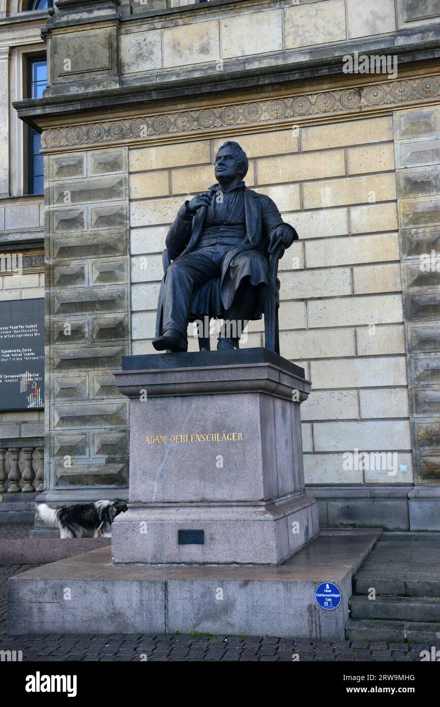 Statue von adam oehlenschläger am Königlichen Dänischen Theater, gesehen von Kongens Nytorv im Zentrum von Kopenhagen, Dänemark. Stockfoto