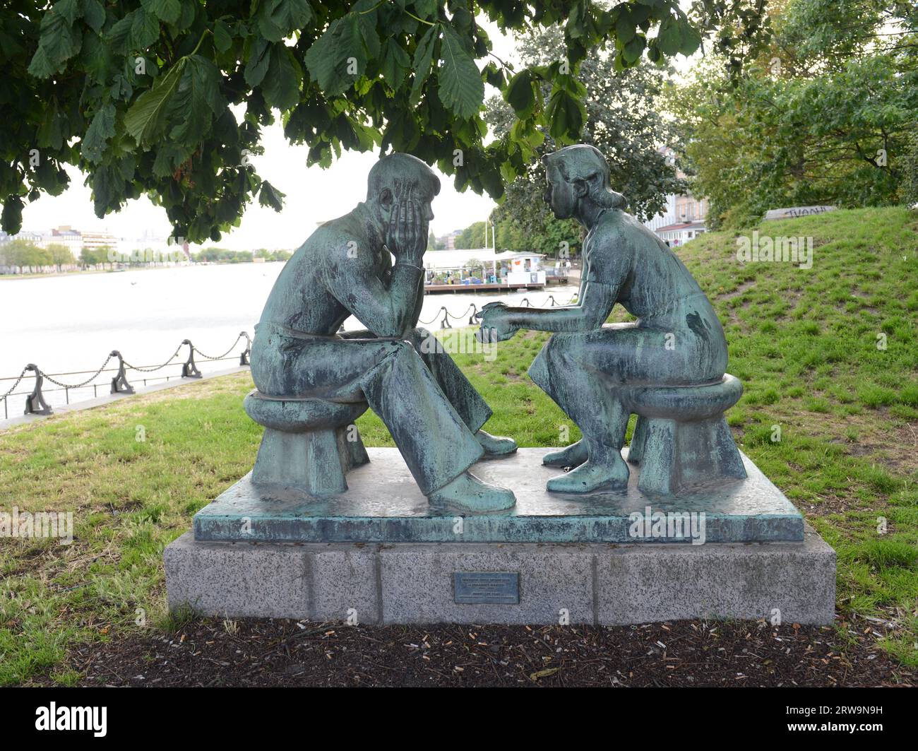 Junge Menschen sitzende Skulptur von Johannes Hansen am See Sortedam in Kopenhagen, Dänemark. Stockfoto