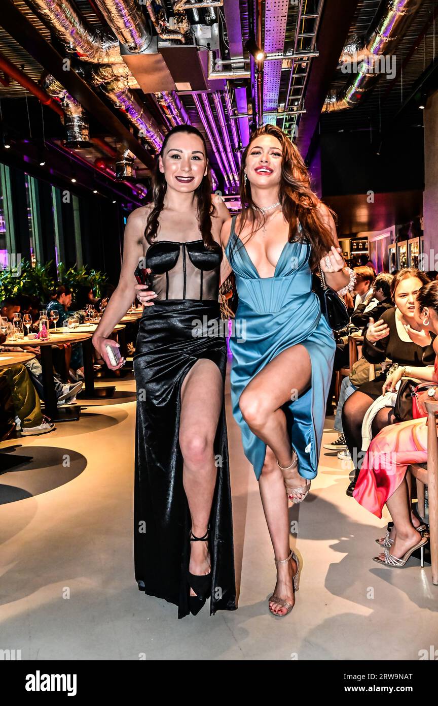 London, Großbritannien. September 2023. Laura Obrien (R) ist eine Model-Gewinnerin der UKCG 2021, die an der Luxs London Gastgeber der Luxs London Runway Show für die London Fashion Week teilnimmt. Ich fand, dass die Modenschau in Restaurants und Clubs mehr Interesse an der Öffentlichkeit und der globalen Industrie hat, anstatt sich eine Modenschau anzusehen. Mode sollte unterhaltsam sein, und die tägliche Kleidung, die wir tragen, sollte unsere Persönlichkeiten im Cavo Restaurant London, The Now Building, London, Großbritannien widerspiegeln. Kredit: Siehe Li/Picture Capital/Alamy Live News Stockfoto