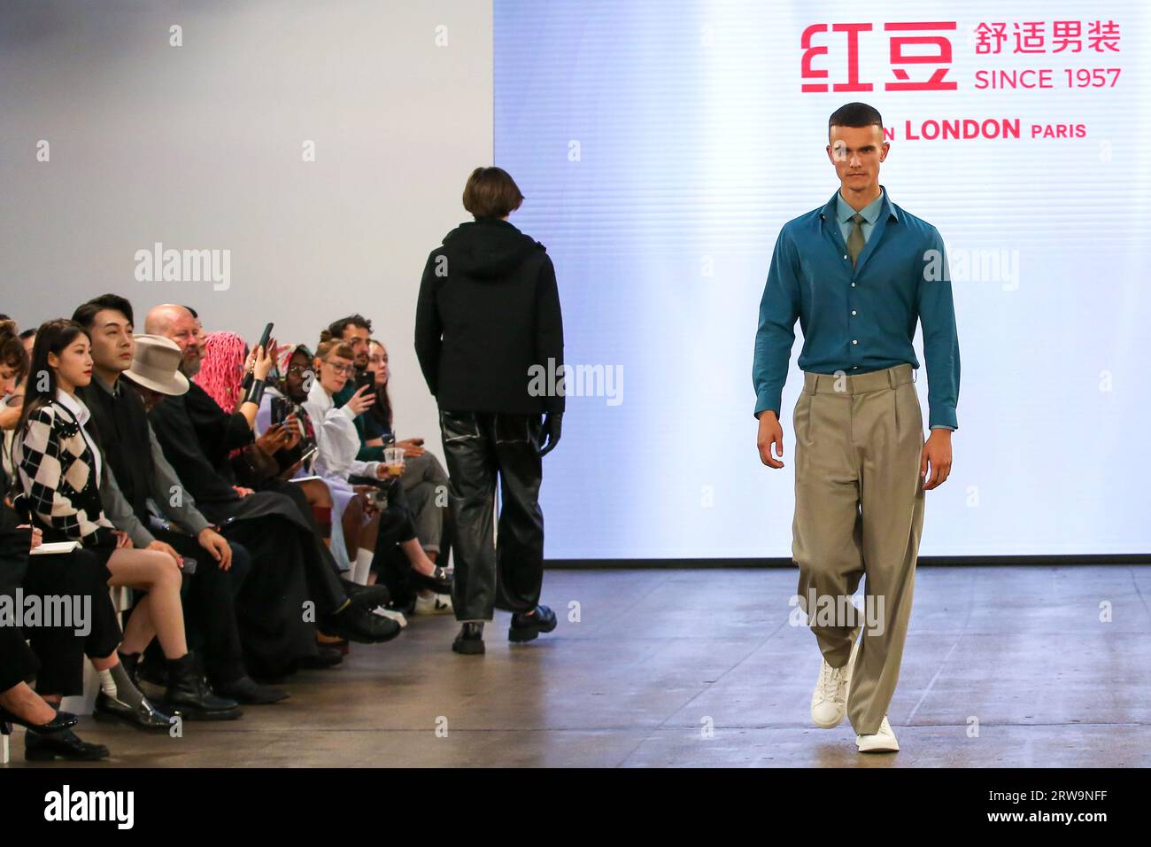 London, Großbritannien. September 2023. Ein Model präsentiert eine Kreation von HOdo Herrenmode während der London Fashion Week in London, Großbritannien, 17. September 2023. Quelle: Xinhua/Alamy Live News Stockfoto