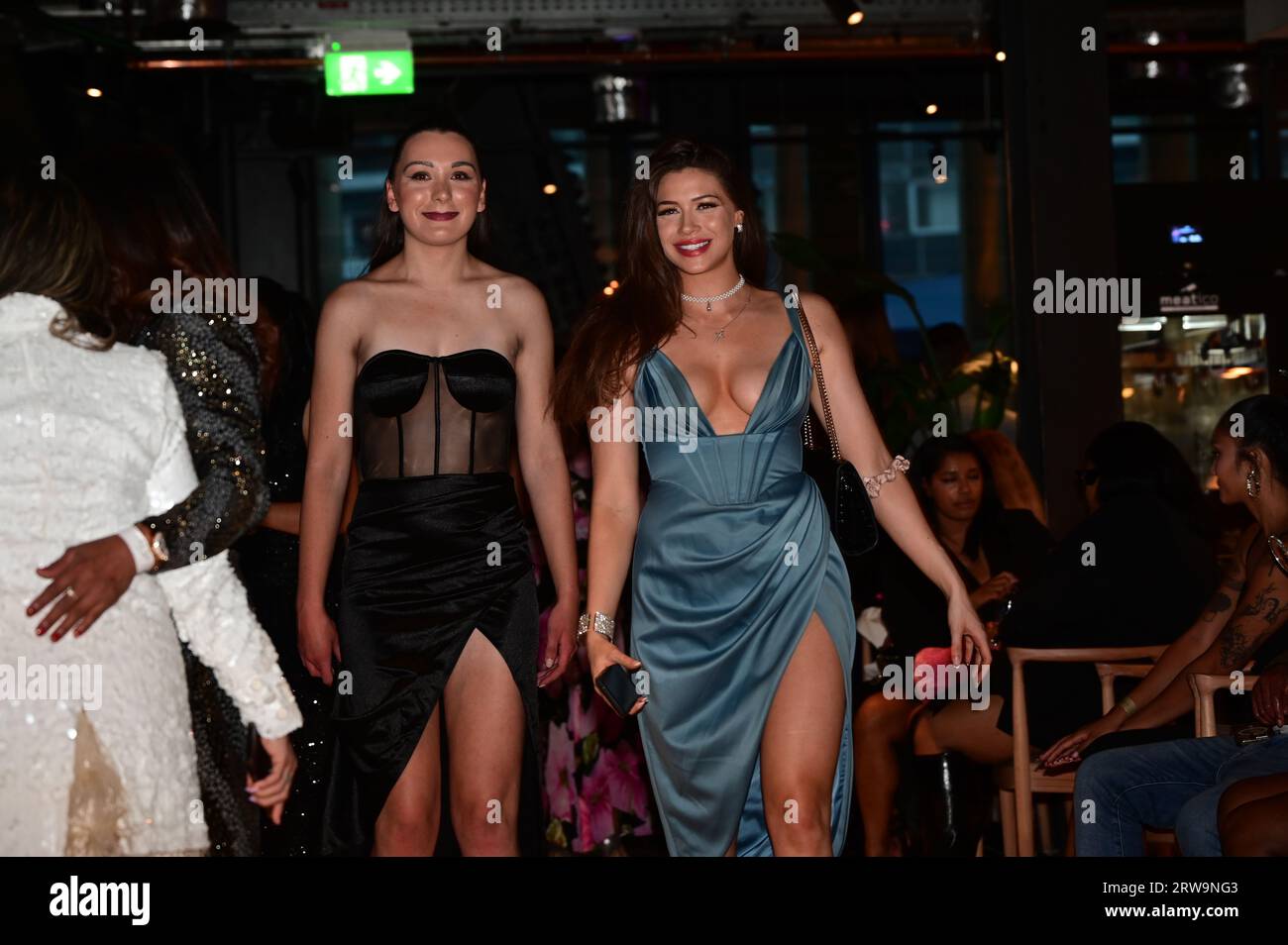 London, Großbritannien. September 2023. Laura Obrien (R) ist eine Model-Gewinnerin der UKCG 2021, die an der Luxs London Gastgeber der Luxs London Runway Show für die London Fashion Week teilnimmt. Ich fand, dass die Modenschau in Restaurants und Clubs mehr Interesse an der Öffentlichkeit und der globalen Industrie hat, anstatt sich eine Modenschau anzusehen. Mode sollte unterhaltsam sein, und die tägliche Kleidung, die wir tragen, sollte unsere Persönlichkeiten im Cavo Restaurant London, The Now Building, London, Großbritannien widerspiegeln. Kredit: Siehe Li/Picture Capital/Alamy Live News Stockfoto