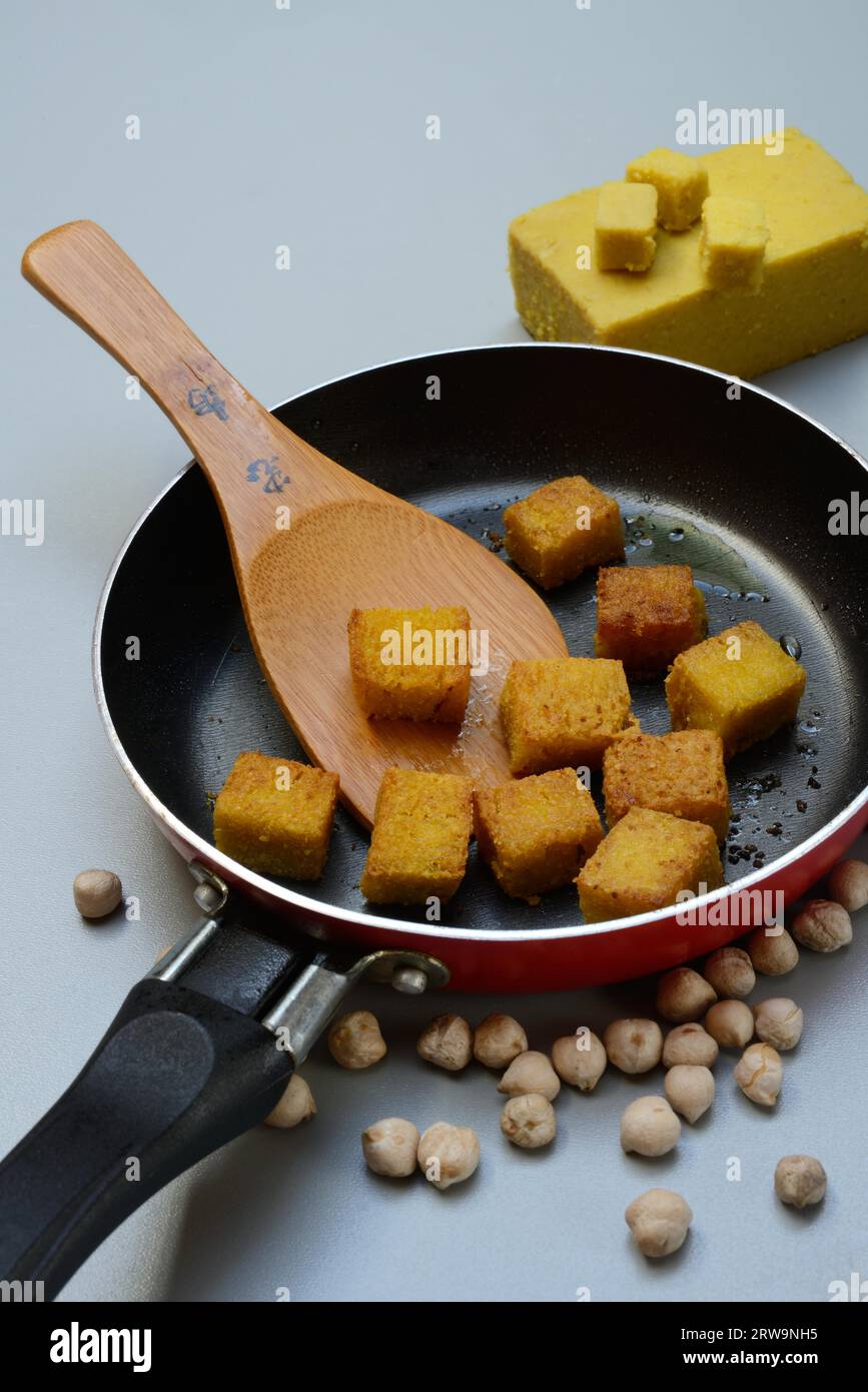 Kofu, gebratene Würfel in der Pfanne, Kichererbsen-Tofu, seit Generationen wird Kichererbsen-Tofu vom Shan-Volk in Myanmar zubereitet, Soja-Alternative Stockfoto