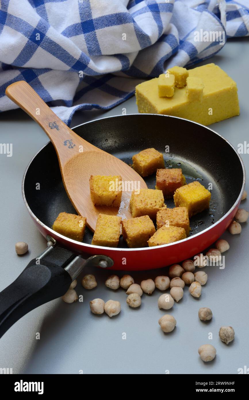 Kofu, gebratene Würfel in der Pfanne, Kichererbsen-Tofu, seit Generationen wird Kichererbsen-Tofu vom Shan-Volk in Myanmar zubereitet, Soja-Alternative Stockfoto