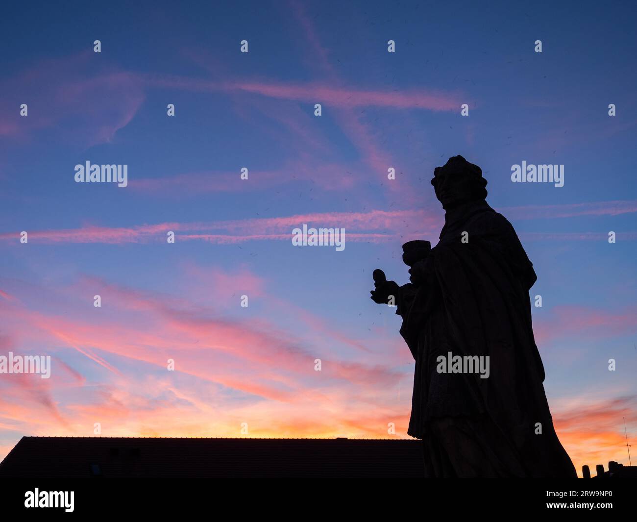 Silhouette im Sonnenuntergang, Statue von Kardinal Carolus Borromeo, italienischer heiliger, Karl, Alte Hauptbrücke, Skulptur, Würzburg, Unterfranken Stockfoto