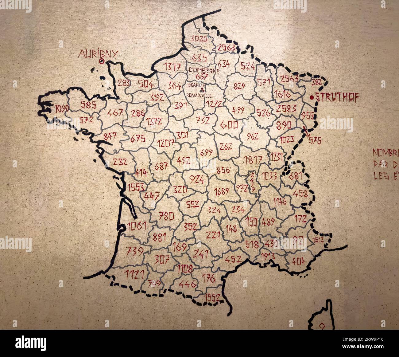 Eine Karte, die in die Mauer des Mémorial des Martyrs de la Déportation (Denkmal für die Märtyrer der Deportation) in Paris gemeißelt wurde, zeigt, wie viele Fren es gibt Stockfoto