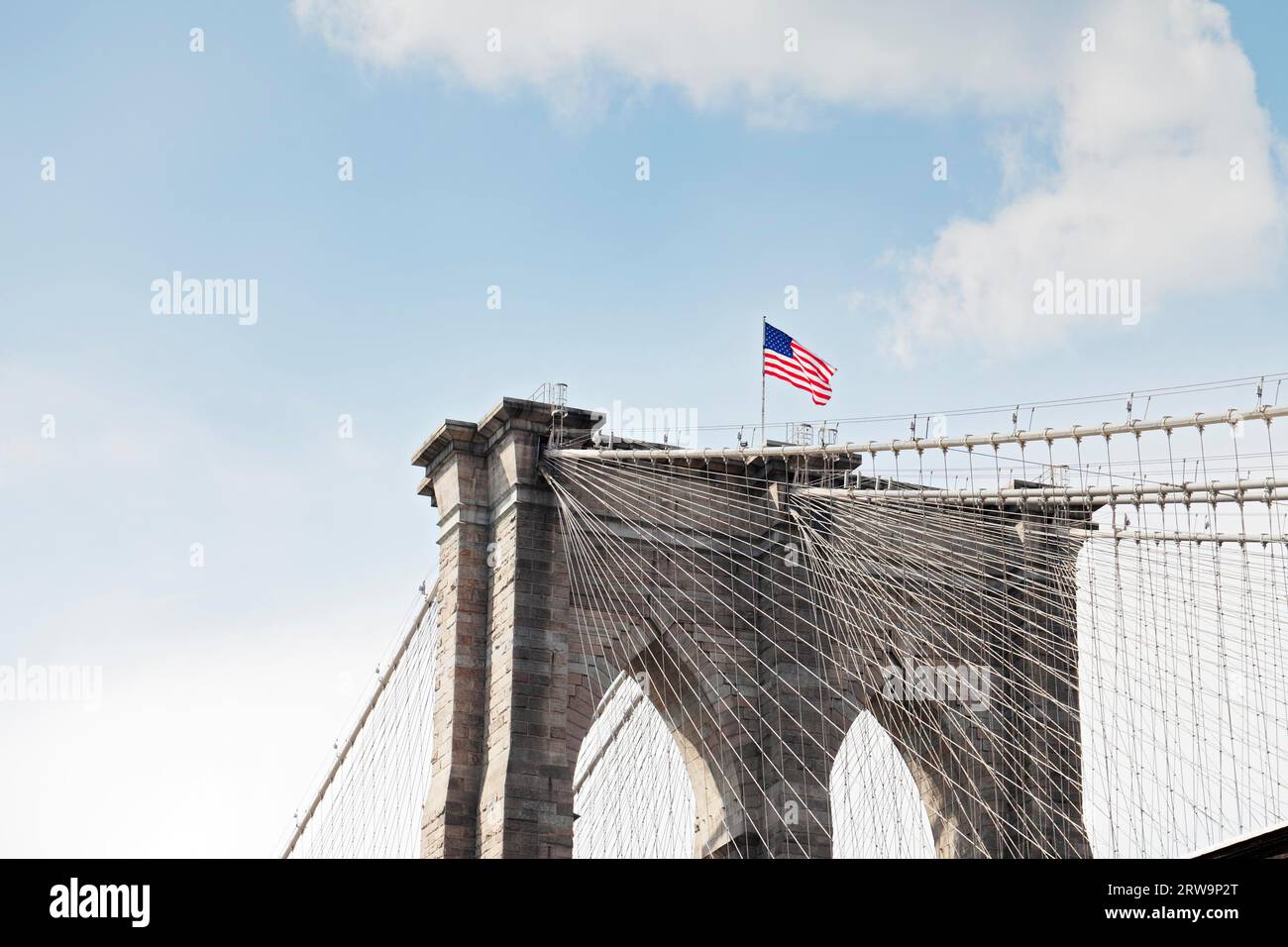 Detail der Brooklyn Bridge. Die Brooklyn Bridge ist eine Brücke in New York City und eine der ältesten Hängebrücken der Vereinigten Staaten Stockfoto