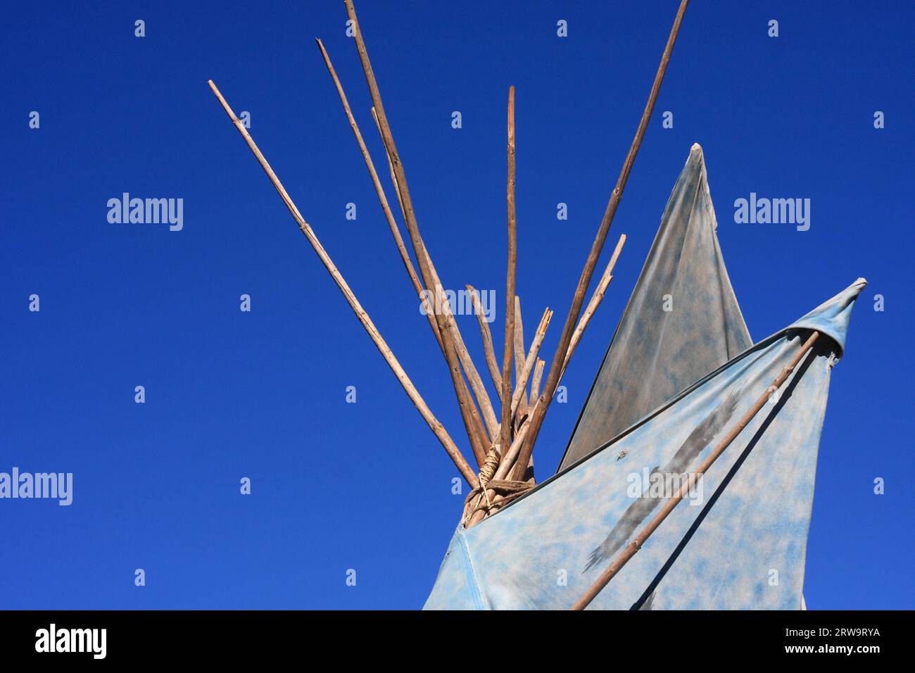 Hellblaues Tipi mit Vogelmuster, blauer Himmelshintergrund Stockfoto