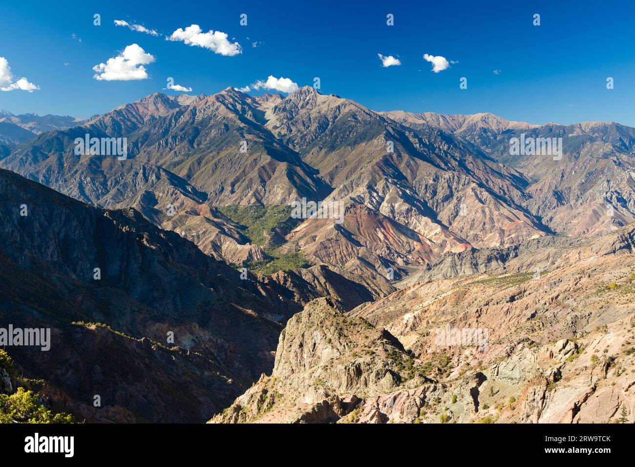 Trockene, farbenfrohe Berge unter dem blauen Himmel, Türkei Stockfoto