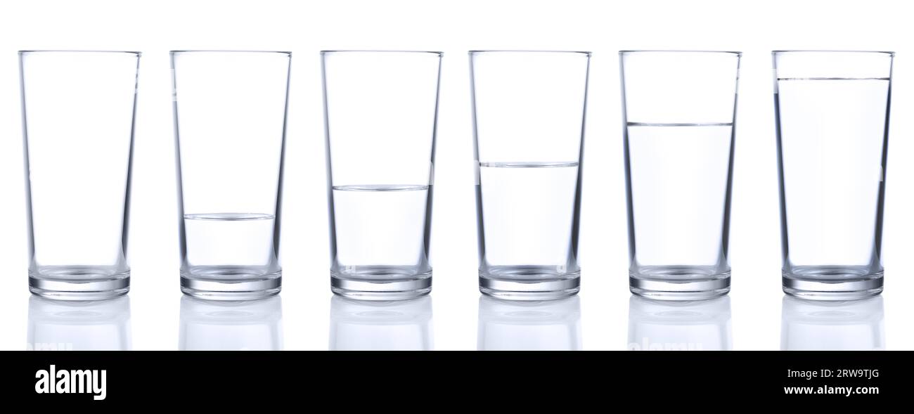 Sechs Gläser mit kaltem Stillwasser isoliert auf weißem Hintergrund Stockfoto