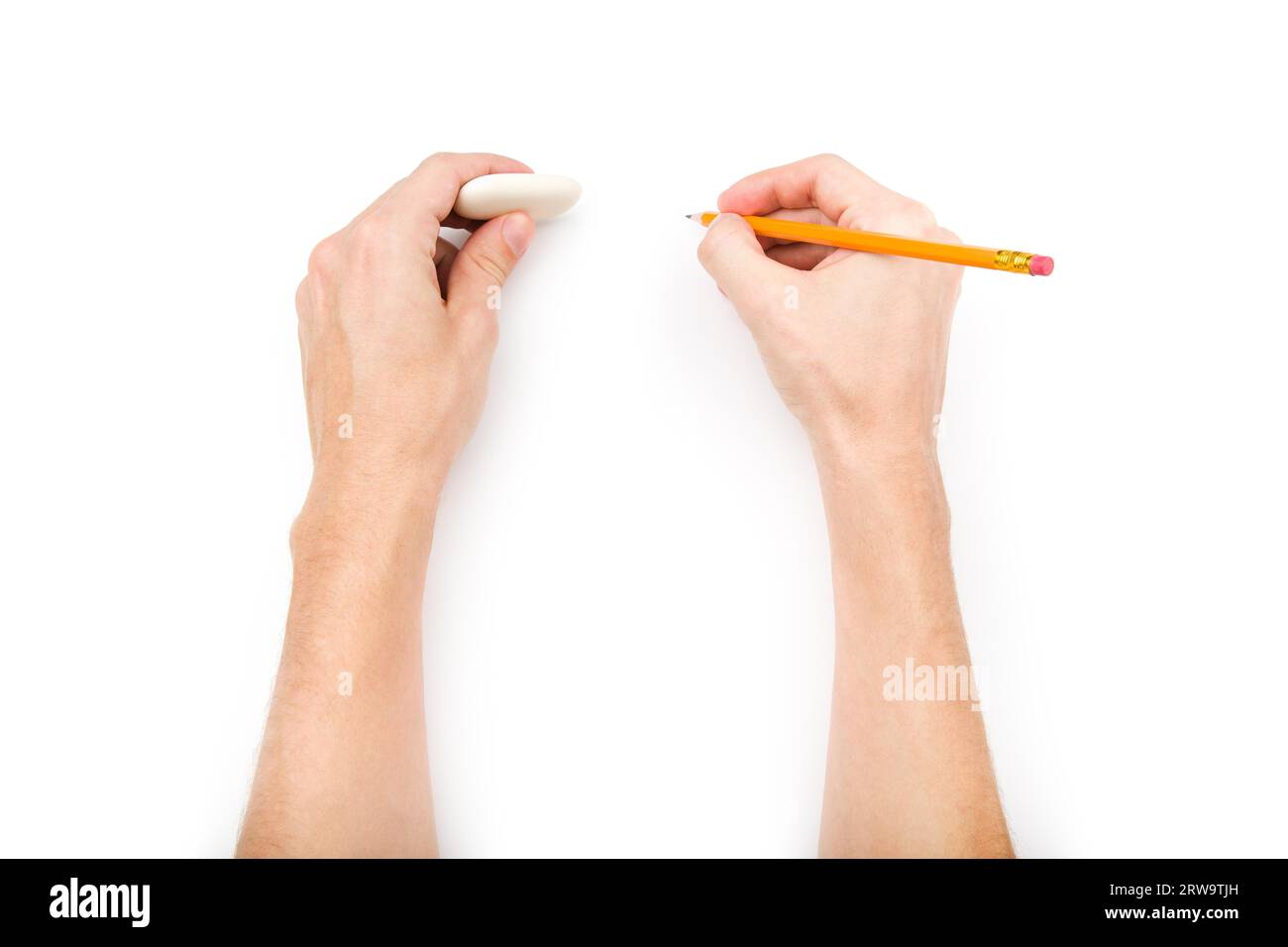 Menschliche Hände mit Bleistift und Radiergummi isoliert auf weißem Hintergrund mit Schatten Stockfoto