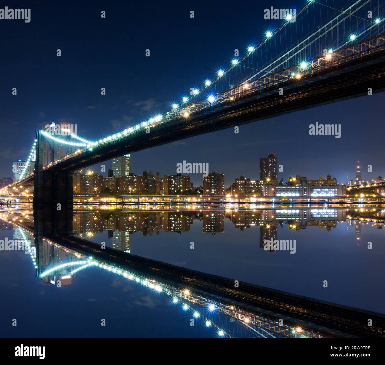 Brooklyn Bridge und Manhattan mit Reflexionen. Nachtszene Stockfoto