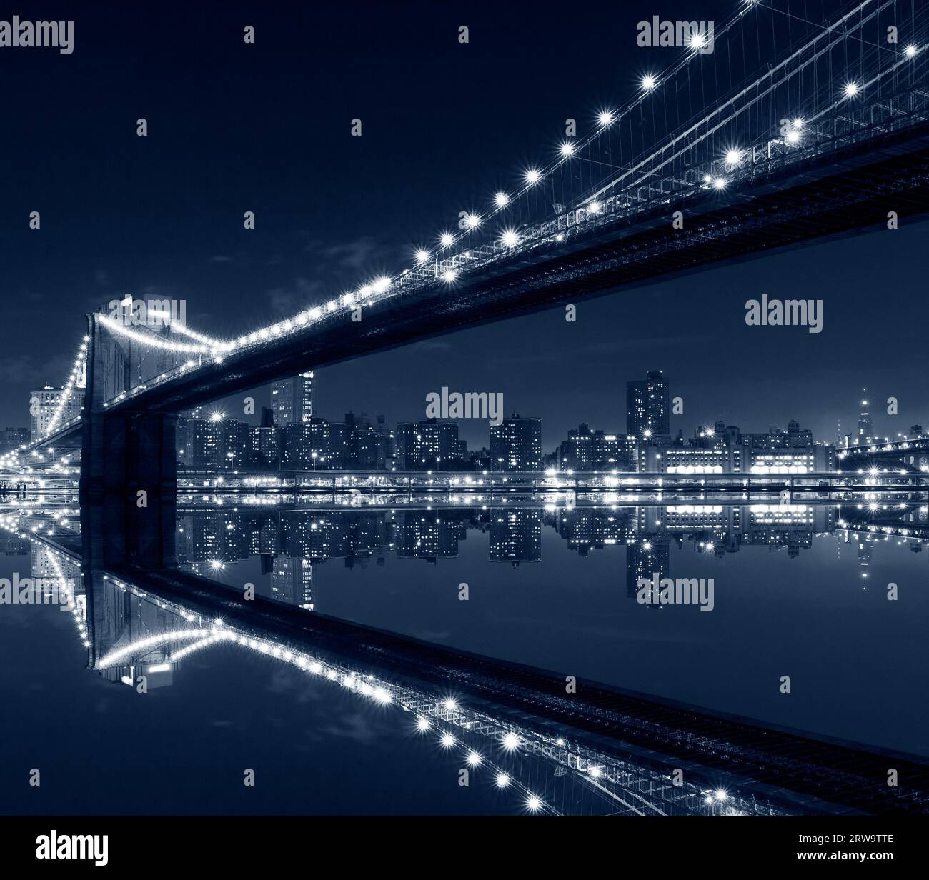 New York City, Brooklyn Bridge mit Reflexionen auf dem Wasser Stockfoto