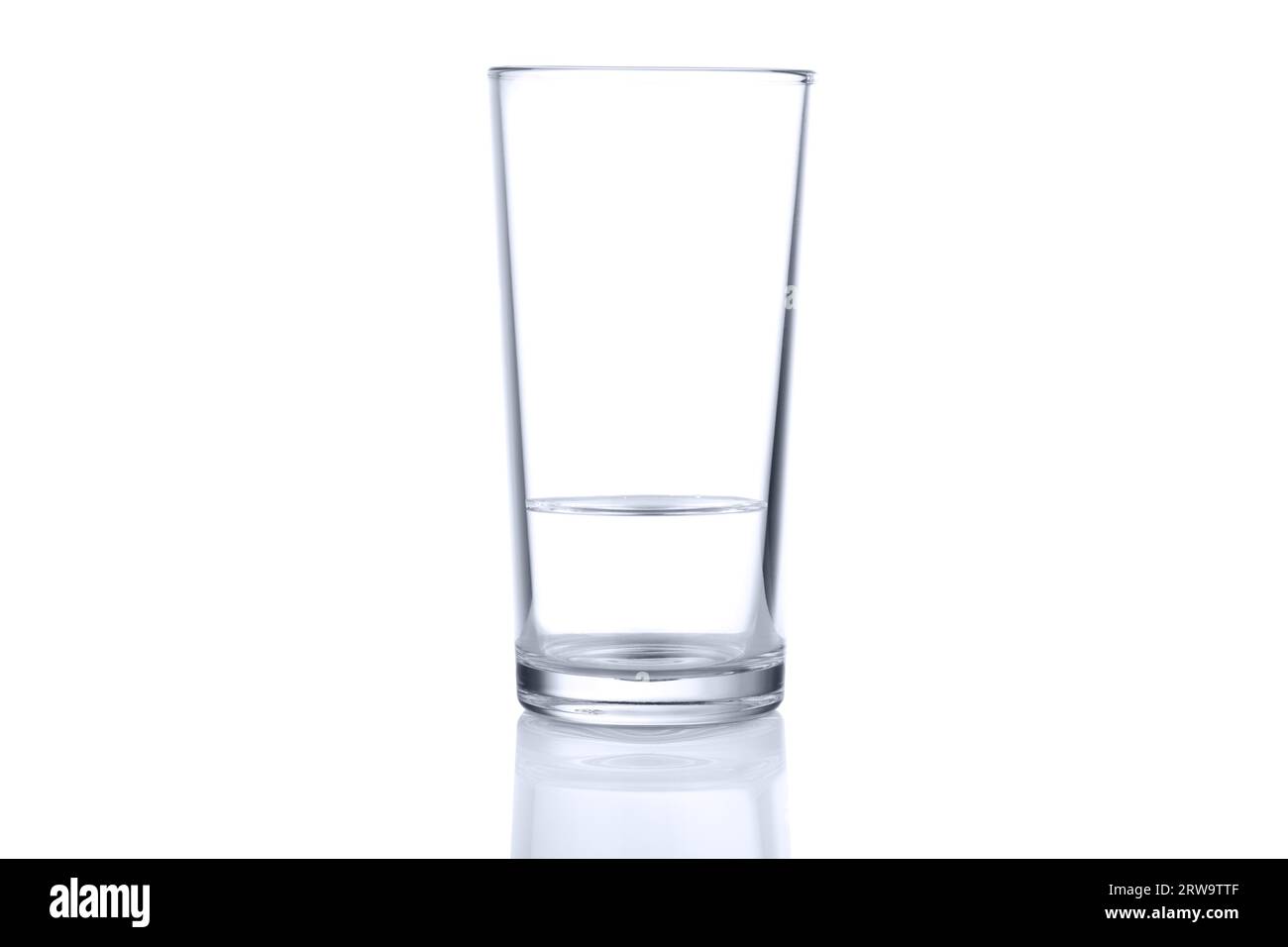 Glas mit einer kleinen Menge Wasser auf weißem Hintergrund Stockfoto