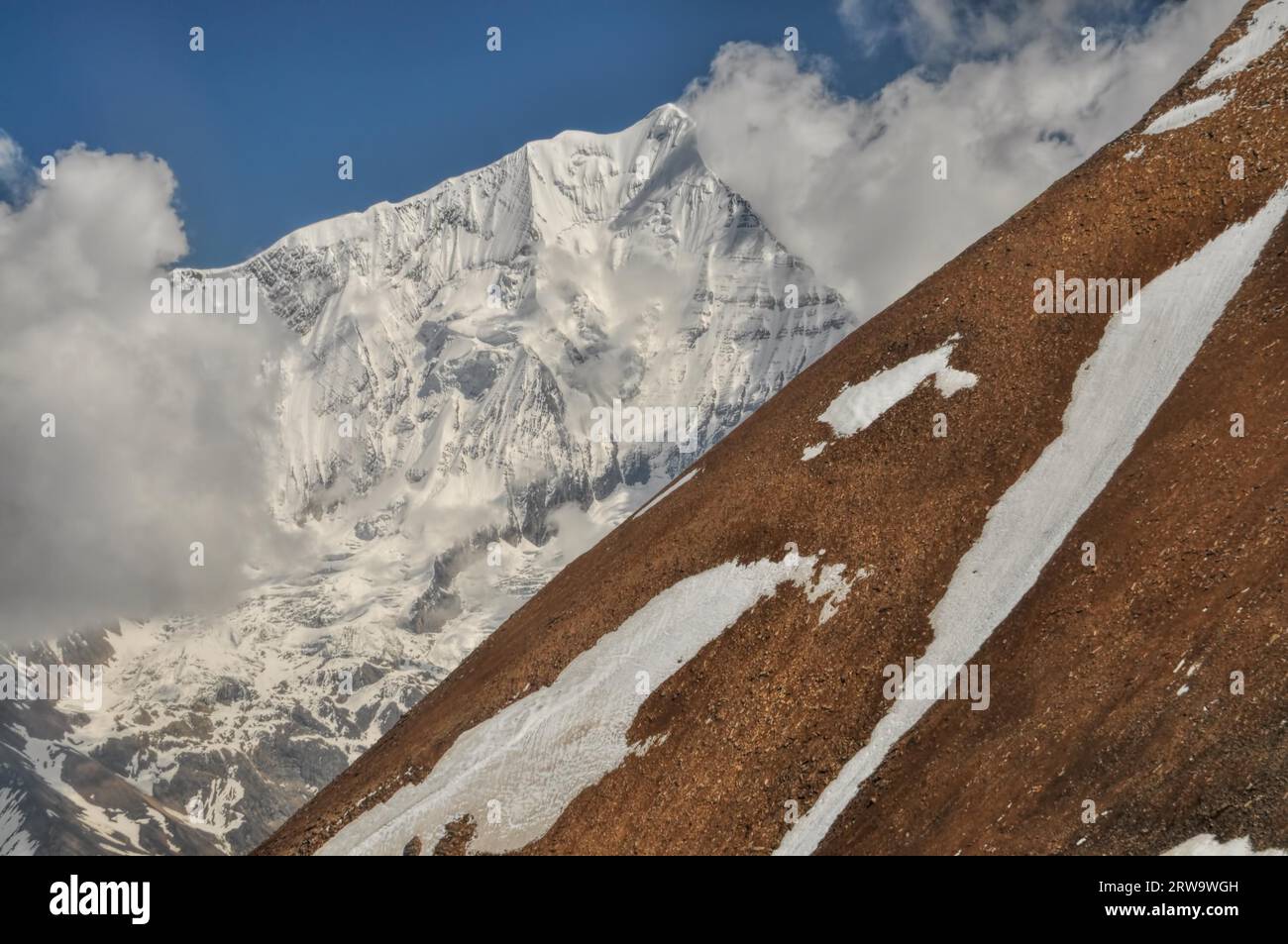 Malerischen Steilhang im Himalaya-Gebirge in Nepal Stockfoto