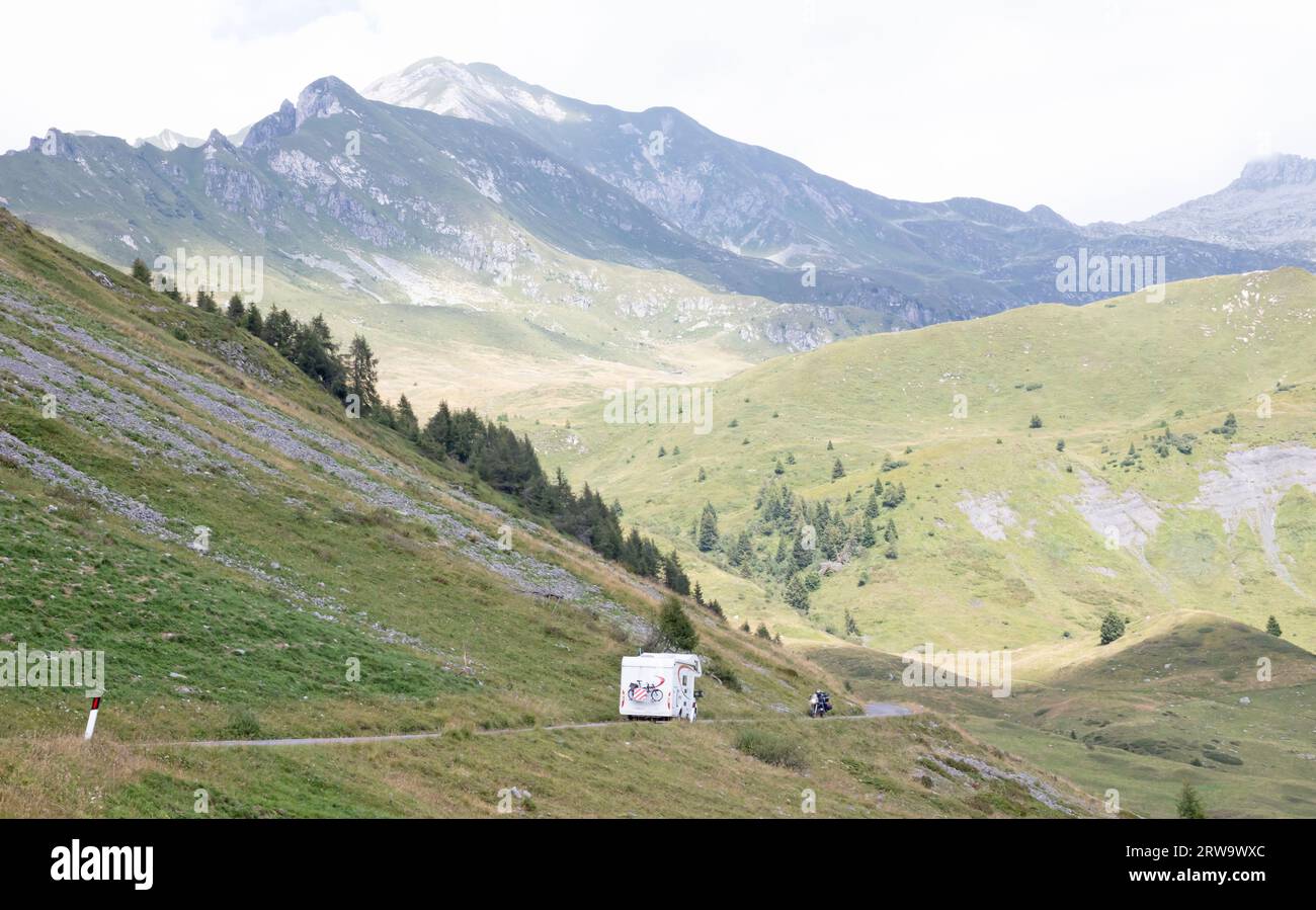 Wohnmobilurlaub Dolomiten, Camper auf dem schmalen Weg Stockfoto