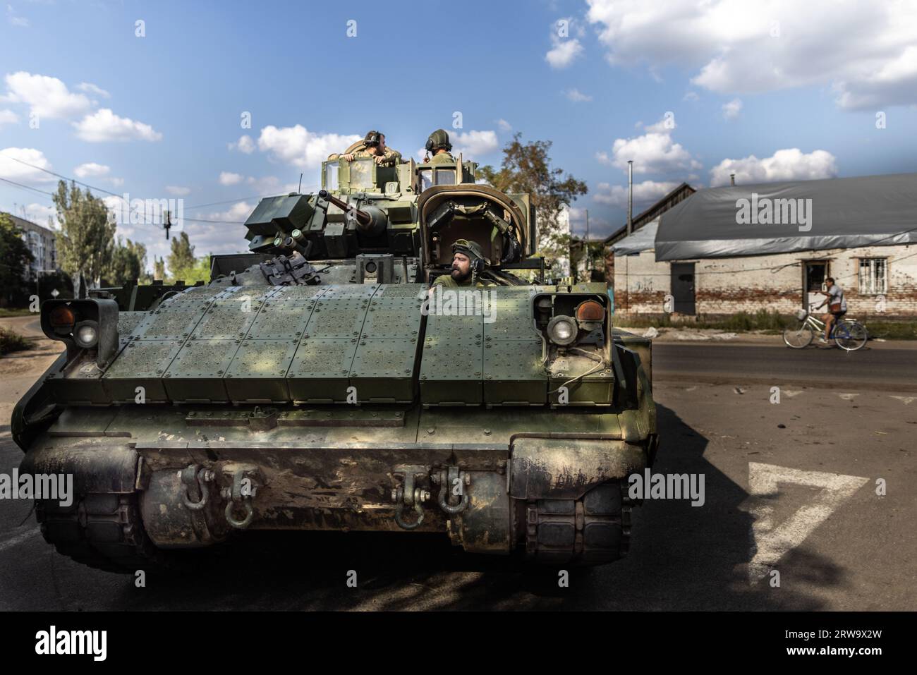 17. September 2023, Ukraine, Orichiw: Ukrainische Soldaten manövrieren ein Bradley-Kampffahrzeug (BFV) in der Frontlinenstadt Orihiv und melden schwere Kämpfe von ihrem amerikanischen Infanterie-Kampffahrzeug. In der Stadt mit einst fast 14.000 Einwohnern, nur wenige Kilometer von der heutigen Front entfernt, lebt heute fast niemand; die meisten Häuser sind entweder vollständig zerstört oder unbewohnbar. Seit Beginn des Krieges steht Orischiw unter ständigem Beschuss der russischen Armee, aber im Zuge der gegenwärtigen Gegenoffensive konnten ukrainische Truppen die Stadt wieder unter Kontrolle bringen. (Bis Stockfoto