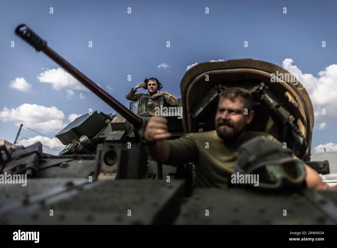 17. September 2023, Ukraine, Orichiw: Ukrainische Soldaten bewegen sich auf ihrem Bradley Fighting Vehicle (BFV) in der Frontlinie der Stadt Orihiv und berichten von schweren Kämpfen ihres amerikanischen Infanterie-Kampffahrzeugs. In der Stadt mit einst fast 14.000 Einwohnern, nur wenige Kilometer von der heutigen Front entfernt, lebt heute fast niemand; die meisten Häuser sind entweder vollständig zerstört oder unbewohnbar. Seit Beginn des Krieges steht Orischiw unter ständigem Beschuss der russischen Armee, aber im Zuge der gegenwärtigen Gegenoffensive konnten ukrainische Truppen die Kontrolle über das t zurückgewinnen Stockfoto