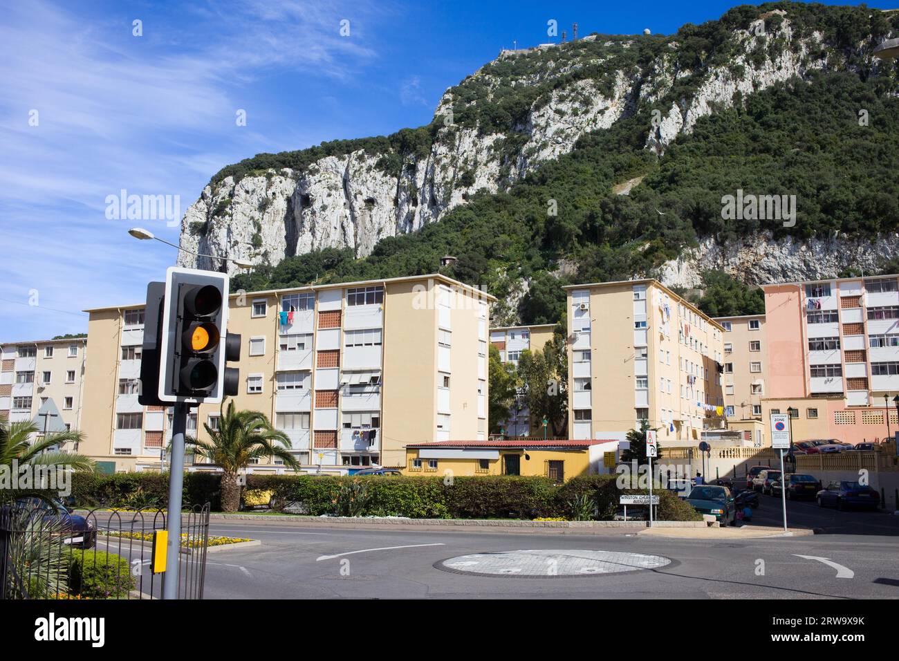 Apartmenthäuser am Fuße des Gibraltar Rock Stockfoto