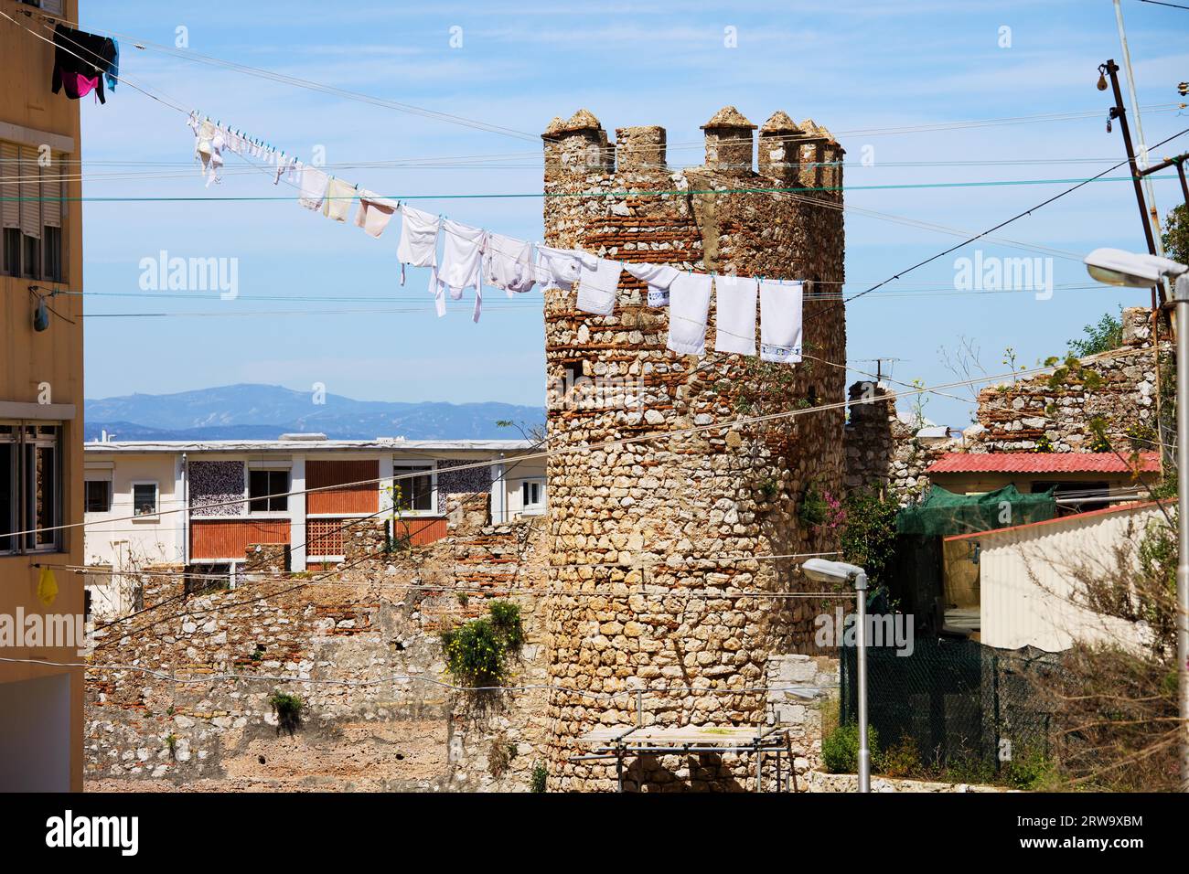 Und der alte maurische Verteidigungsturm und die Mauer, Teil der Befestigungsanlagen in Gibraltar und die Wäsche, die trocken an einer Wäscheleine hängt Stockfoto