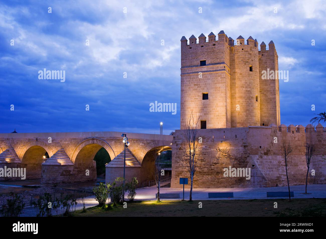 Der Calahorra Tower (Spanisch: Torre de la Calahorra) und die Römische Brücke bei Sonnenuntergang in Cordoba, Spanien Stockfoto