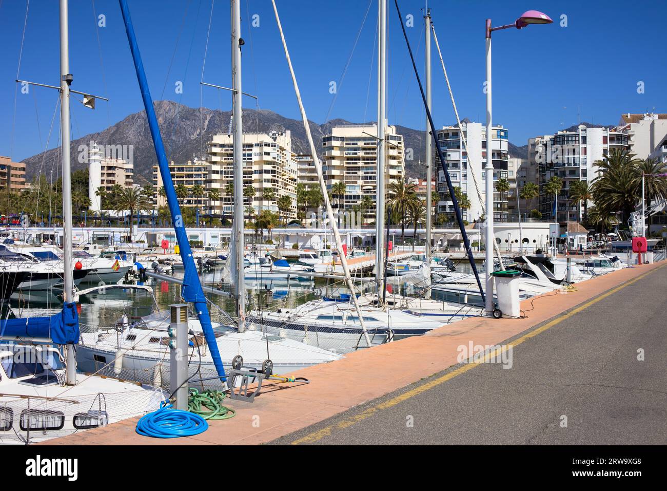 Ferienort Marbella Hafen Waterfront, beliebtes Urlaubsziel in Südspanien, Andalusien Region, Malaga Provinz Stockfoto