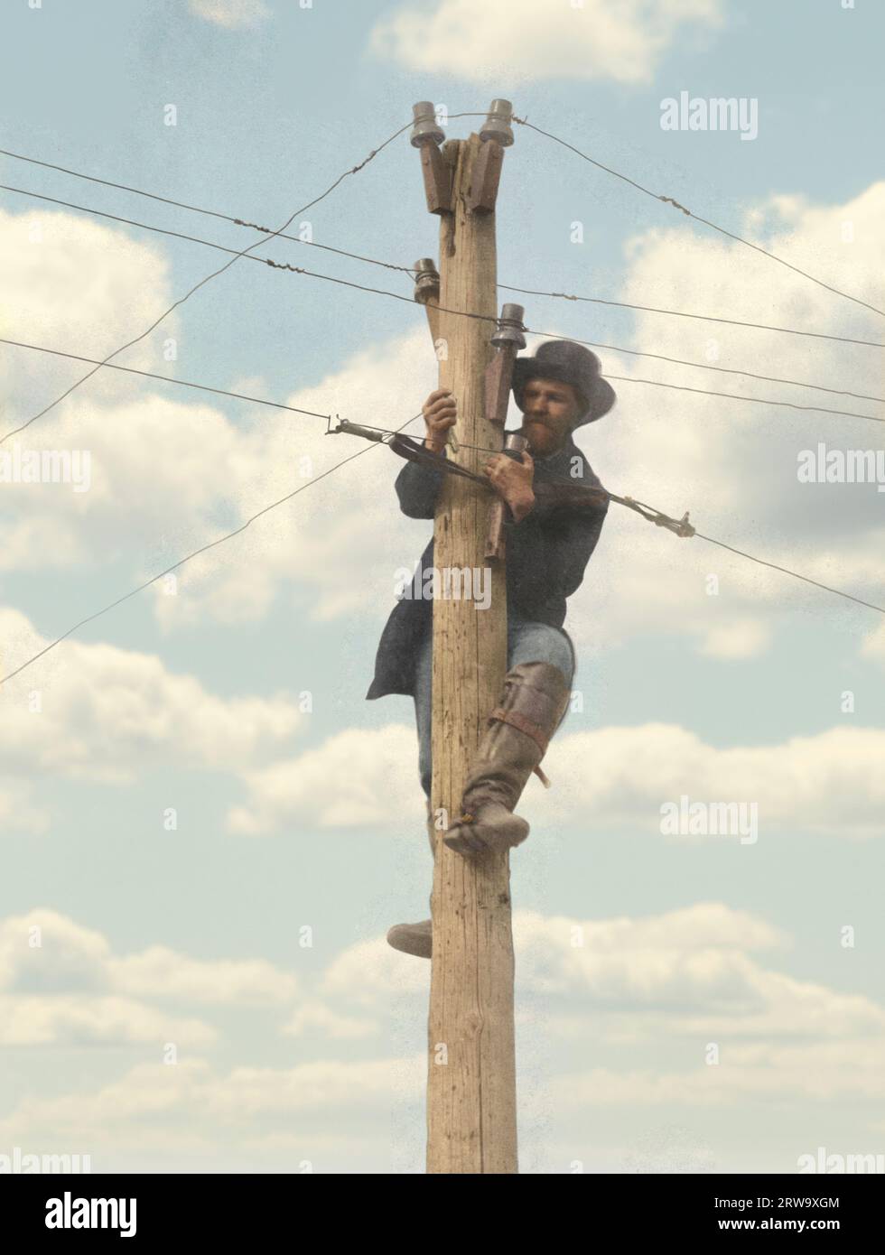 Arbeiter repariert Telegraphenleitung, ca. 1862-63. Fotografiert von Andrew J. Russell. Sky wurde in dieser Version ersetzt. Stockfoto