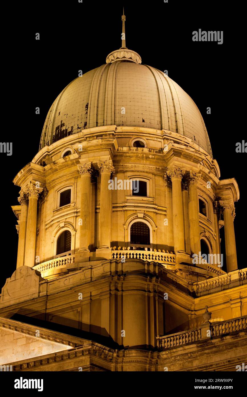 Kuppel des Königlichen Palastes, beleuchtet bei Nacht in Budapest, Ungarn, im neoklassizistischen Stil Stockfoto