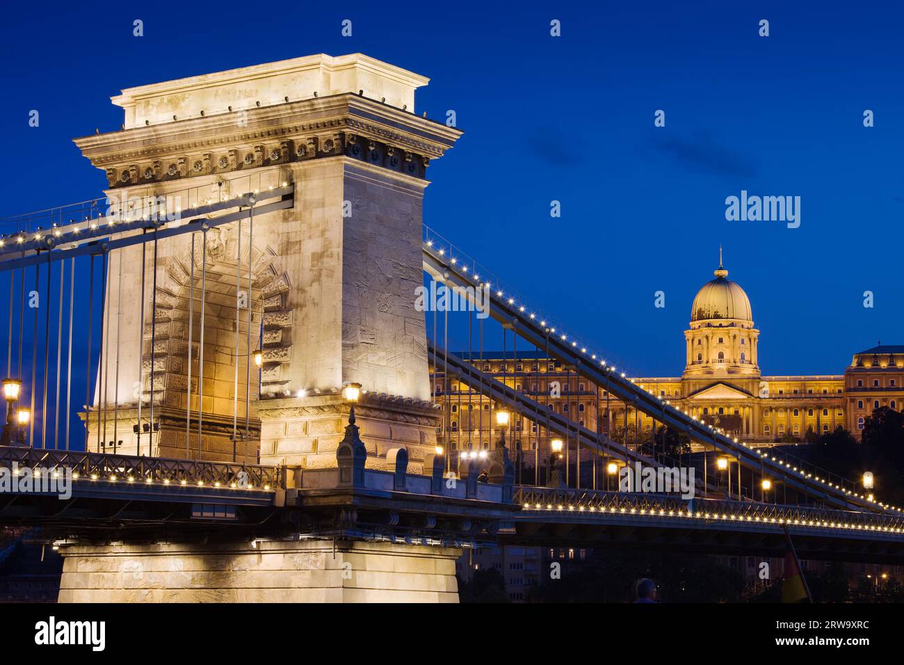 Szechenyi Kettenbrücke (Ungarisch Szechenyi lanchid) und Buda Burg bei Nacht in der Stadt Budapest, Ungarn Stockfoto