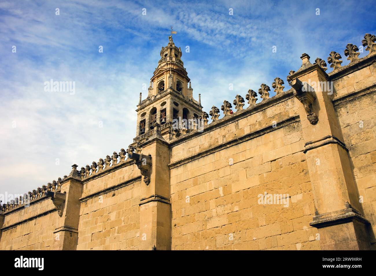 Mittelalterliche Mauer der Mezquita (Moschee-Kathedrale) und Spitze des Glockenturms (Spanisch: Torre de Alminar) in Cordoba, Spanien Stockfoto