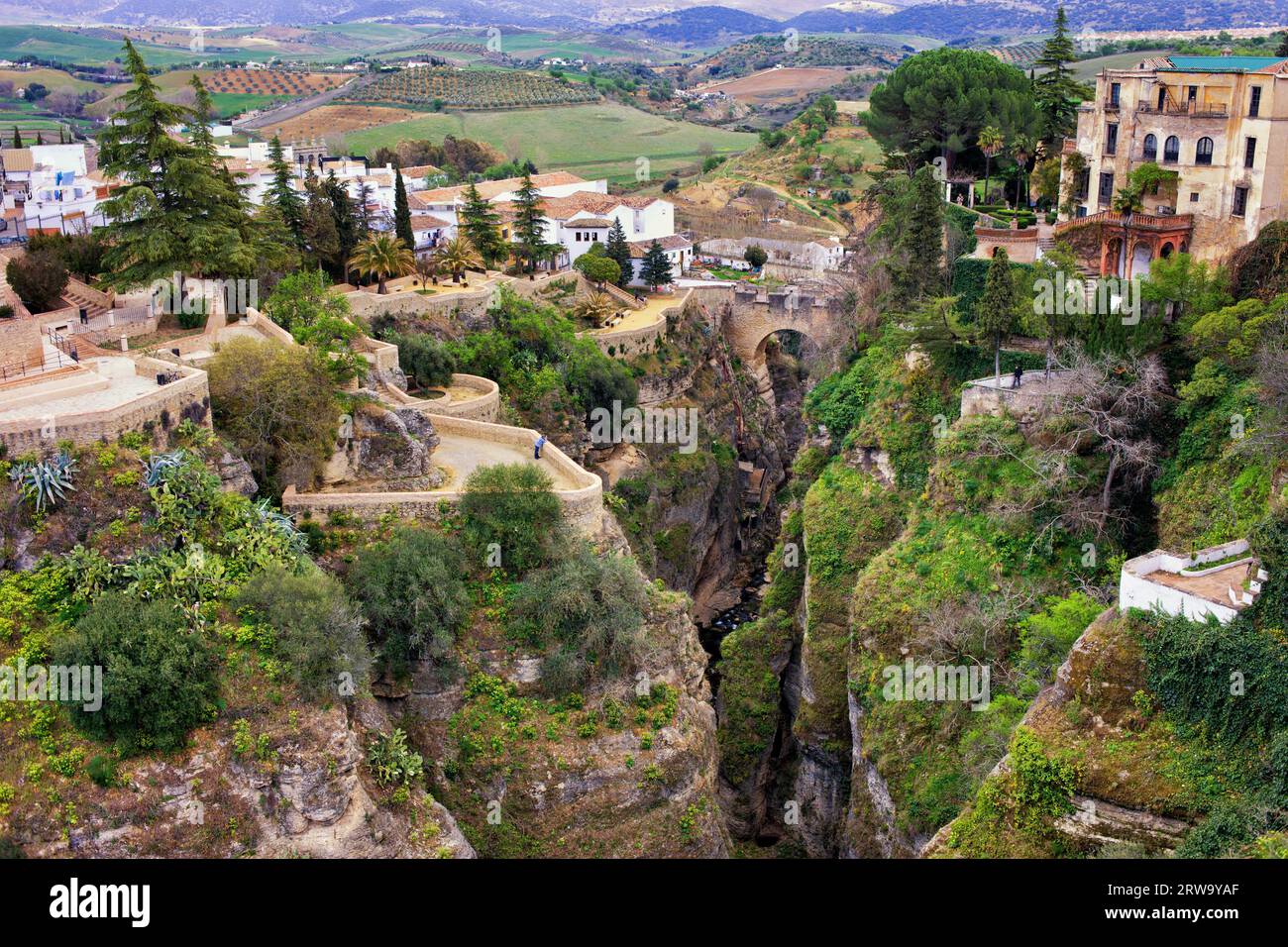 Stadt Ronda auf den hohen Klippen der El Tajo Schlucht in Spanien, Region Andalusien Stockfoto