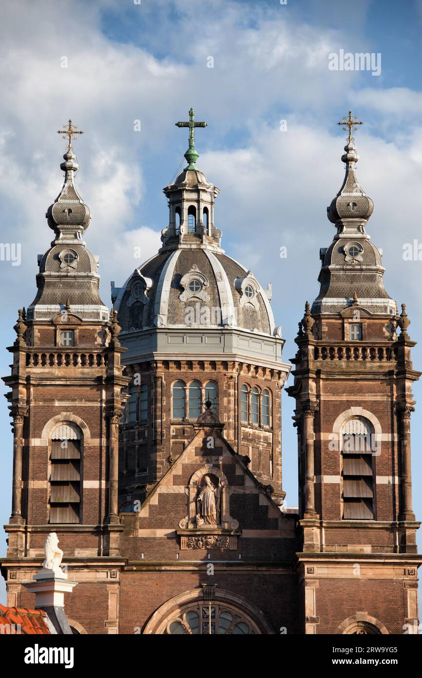 Türme und Kuppel der St. Nikolaus-Kirche aus dem 19. Jahrhundert (Niederländisch: Sint Nicolaaskerk) von Adrianus Bleijs in Amsterdam, Holland, Niederlande Stockfoto