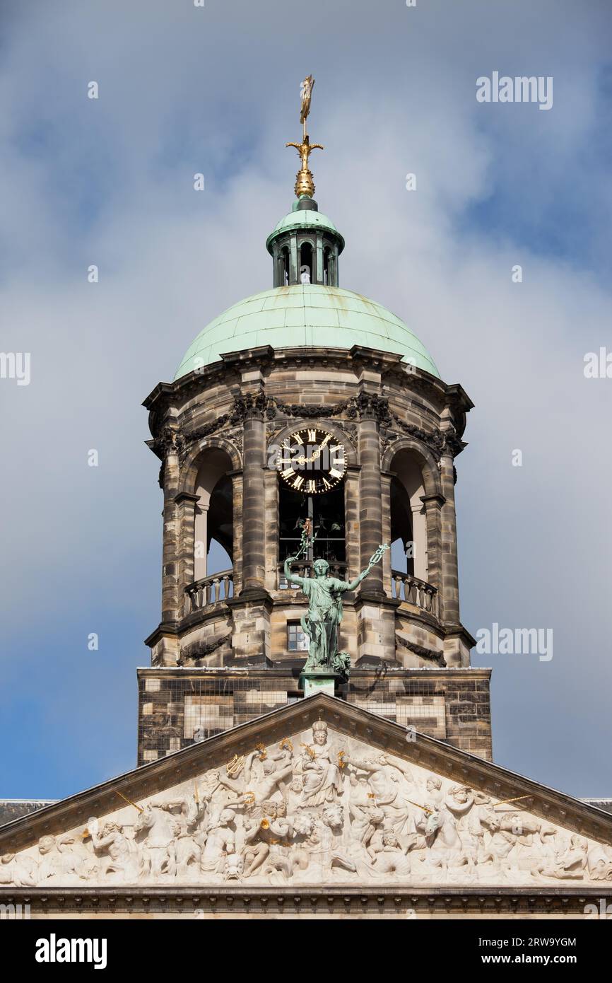 Turm und Giebel des Königlichen Palastes (Niederländisch: Koninklijk Paleis) in Amsterdam, Niederlande, im klassischen Stil des 17. Jahrhunderts Stockfoto