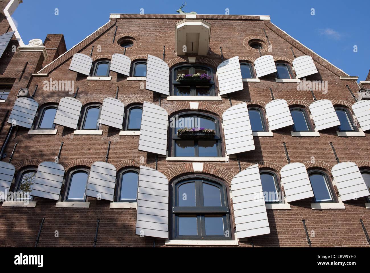 Ehemaliges altes Lagergebäude an der Brouwersgracht (Brauereikanal), das in Wohnungen in Amsterdam, Niederlande, umgewandelt wurde Stockfoto