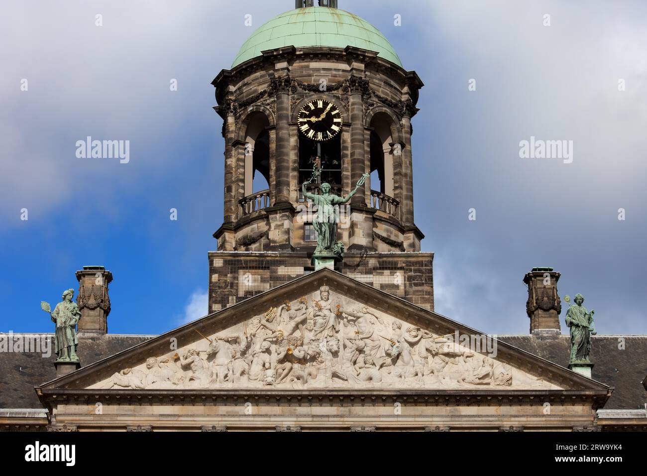 Giebel und Turm des Königlichen Palastes (Niederländisch: Koninklijk Paleis) in Amsterdam, Niederlande, im klassischen Stil des 17. Jahrhunderts Stockfoto